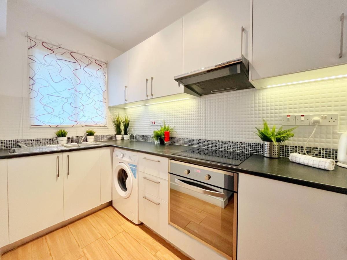 Central 2 Bedroom Apt Terrace And Pool Айя-Напа Экстерьер фото